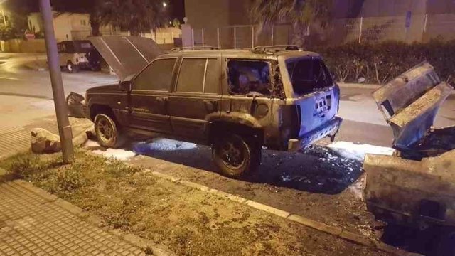 Arden dos vehículos en el polígono Montecristo de Sant Antoni (Ibiza) y se investigan las causas