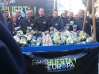 Regantes del Levante reparten 30.000 kilos de verduras en Madrid para pedir "más agua"