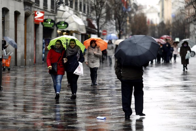 Personas con paraguas por la lluvia