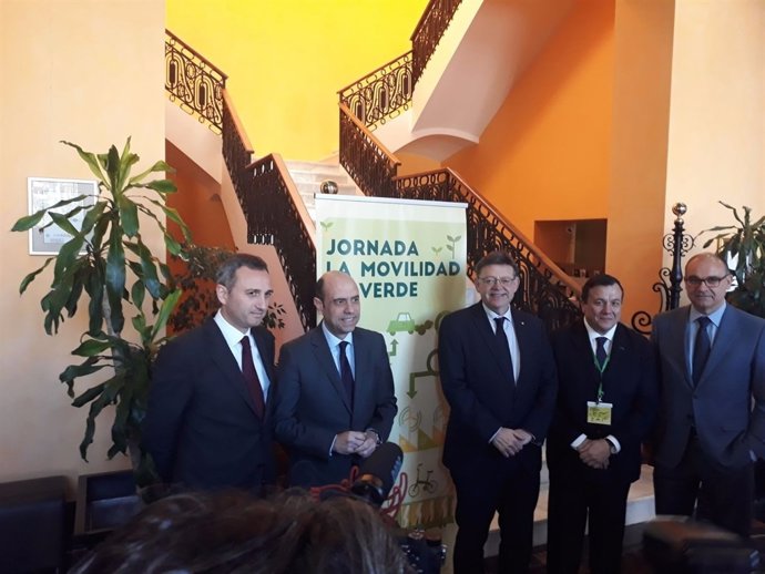 Ximo Puig en el centro, junto al panel