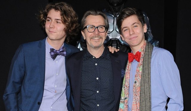 Gary Oldman junto a sus dos hijos