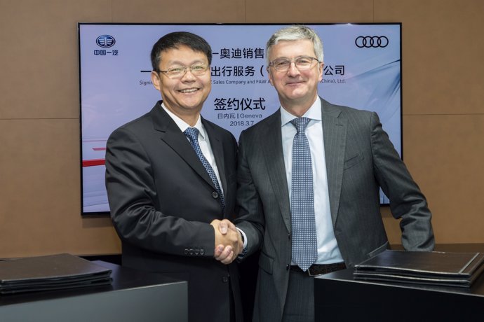 El presidente de Audi China, Joachim Wedler con el representante de FAW 
