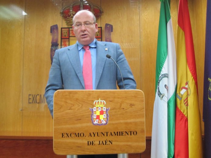 Alcalde de Jaén durante la rueda de prensa                        