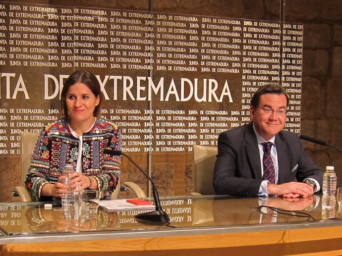 Isabel Gil Rosiña y Pablo Orondo en rueda de prensa