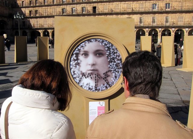  Dos Salmantinos Observan Uno De Los Medallones.                              