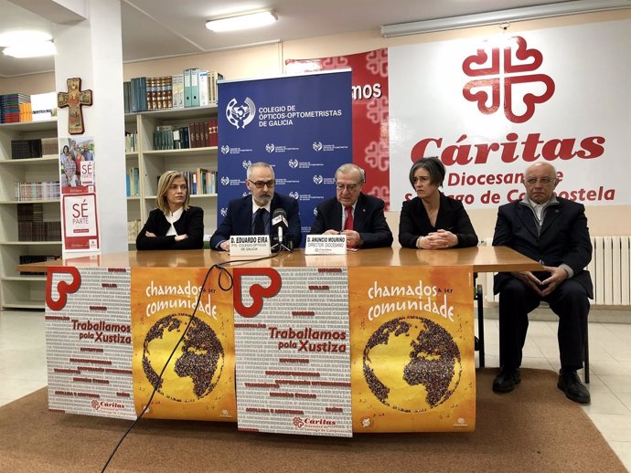 Firma del convenio entre Cáritas Santiago y el Colegio de Ópticos de Galicia