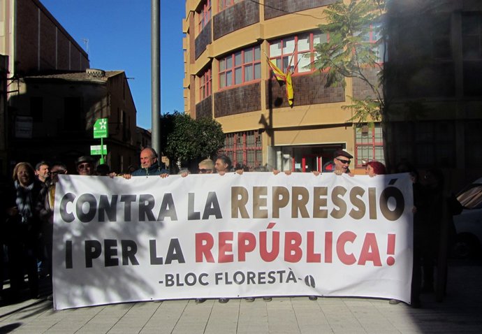 Concentració de suport als investigats per tallar la C-16 el 8 de novembre