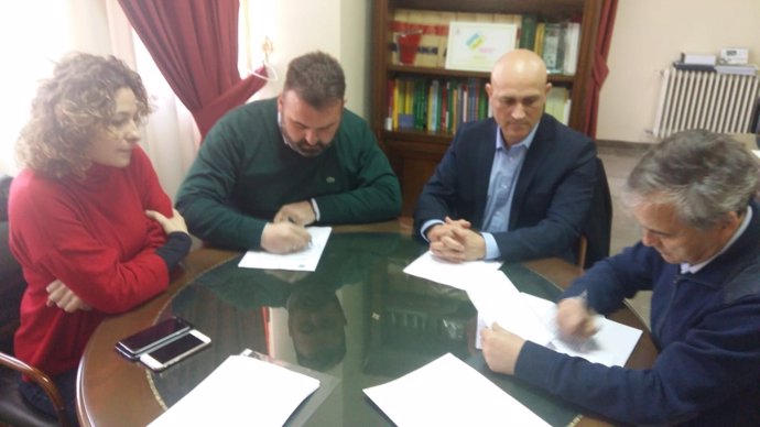 Firma del acuerdo entre la Junta y el Ayuntamiento de Montejícar 