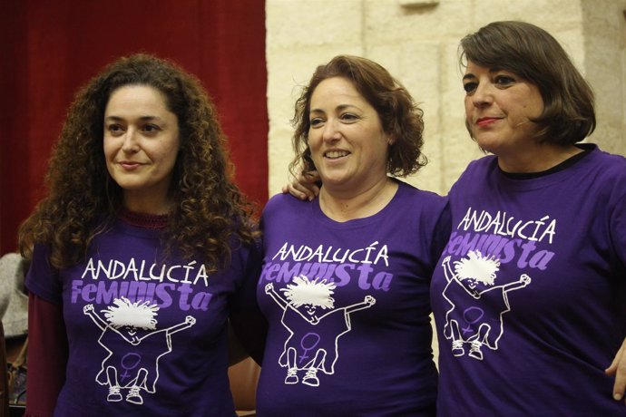 Las diputadas de IULV-CA en el Parlamento con la camiseta "Andalucía feminista"