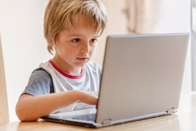 Nen amb ordinador