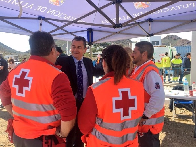 Sanz dialoga con efectivos de Protección Civil y Cruz Roja