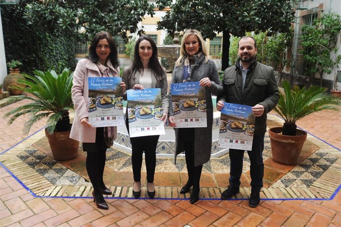 Gómez (segunda por la dcha.) presenta la II Feria de la Patata Rellena