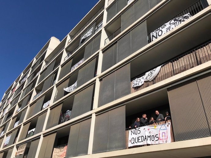 Pablo Iglesias, Xavier Domènech y Lucía Martín visitan un bloque de pisos