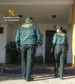 La Guardia Civil accede a una casa para auxiliar a un anciano en Lepe