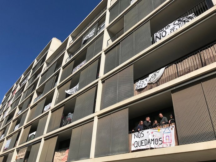 Pablo Iglesias, Xavier Domènech i Lucía Martín visiten un bloc de pisos