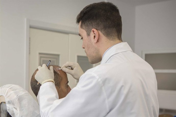 Médico trabajando en un transplante de pelo