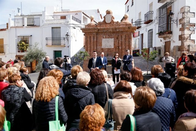 Fondón se ha llenado de mujeres para conmemorar el día 8 de marzo.