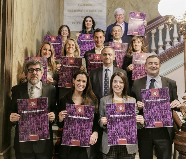 La decana del Icab M.E.Gay con miembros de la Junta por el 8M