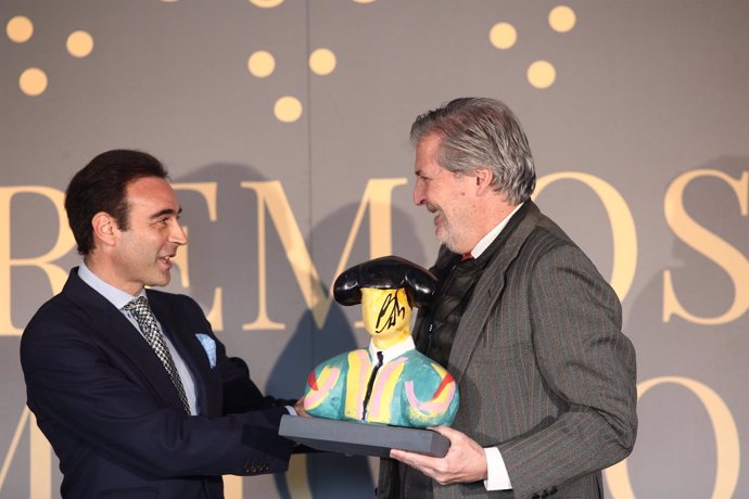 Iñigo Méndez de Vigo entre a Enrique Ponce el Premio Commodore Rocío Gandarias