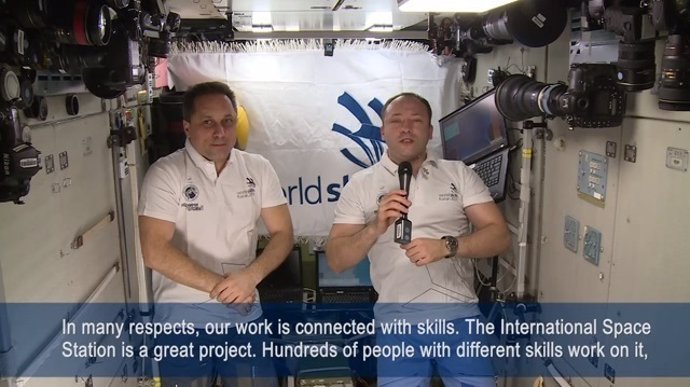 Astronautas de la Estación Espacial custodian la bandera de World Skills