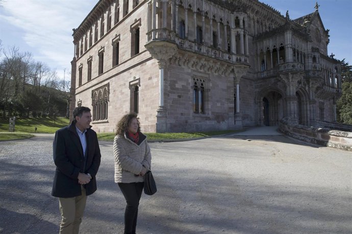 El consejero de Cultura y la alcaldesa en el Palacio de Sobrellano de Comillas 