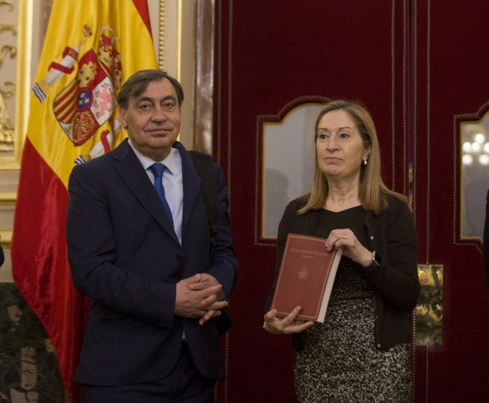 Julián Sánchez Melgar entrega a Ana Pastor en el Congreso la Memoria Anual