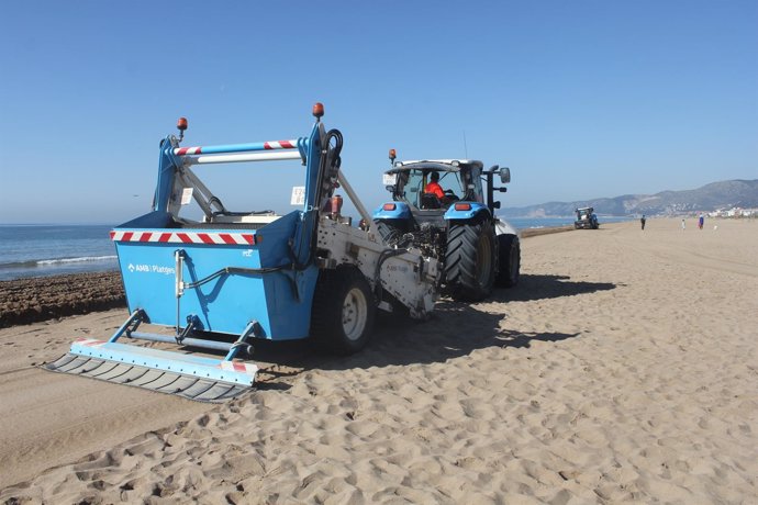 El AMB inicia en Castelldefels el labrado de las 41 playas metropolitanas