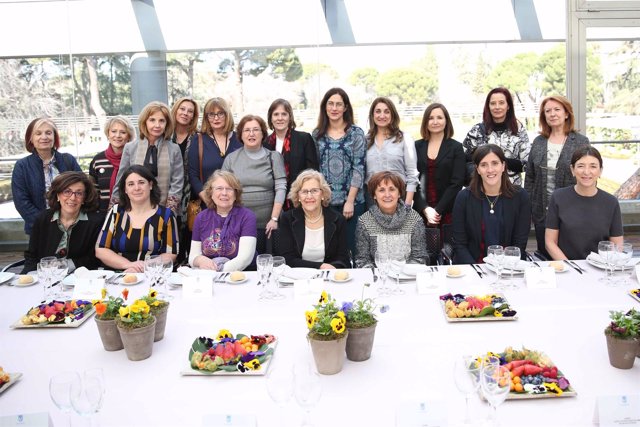 Carmena come junto a directoras de colegios e institutos de Madrid