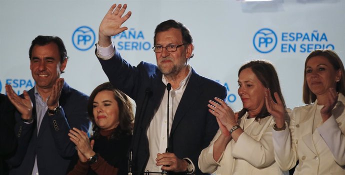 Mariano Rajoy con Cospedal y Santamaría en el balcón de Génova PP elecciones