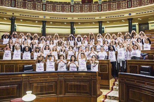Diputadas de Unidos Podemos en el Congreso con camisetas de la huelga feminista