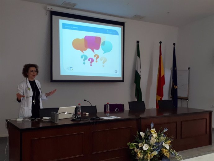 Una de las profesionales del hospital durante la charla