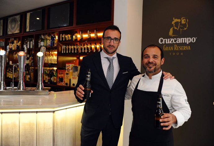 El chef y el gerente de Cruzcampo en Córdoba tras el acuerdo