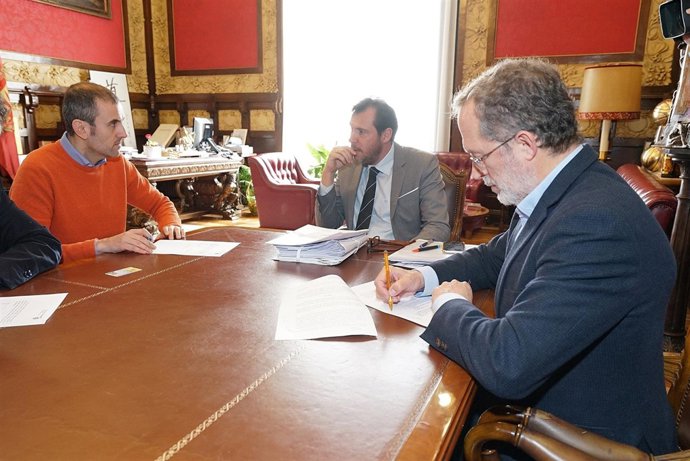 El concejal Manuel Saravia firma el contrato, en presencia de Óscar Puente