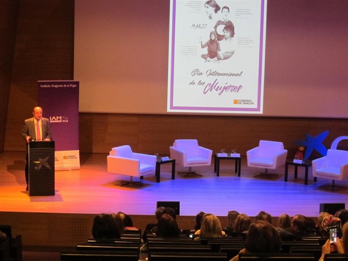 Lambán ha asistido esta tarde al acto central del Día de la Mujer