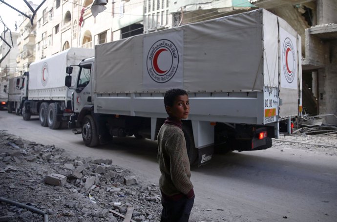 Un niño junto al convoy humanitario en Ghuta Oriental