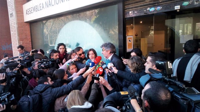 Jordi Pina, abogado de Jordi Sànchez, ante la sede de la ANC