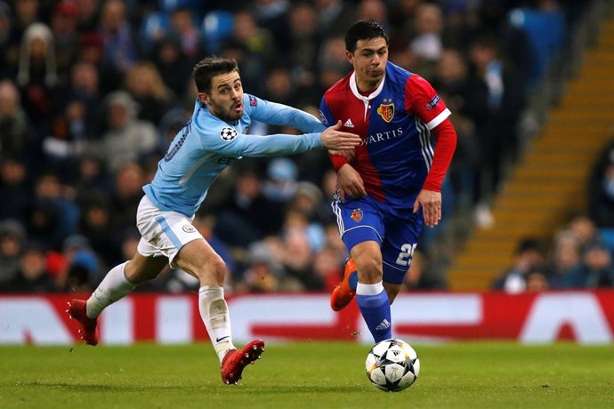Bernardo Silva persigue a un jugador del Basilea