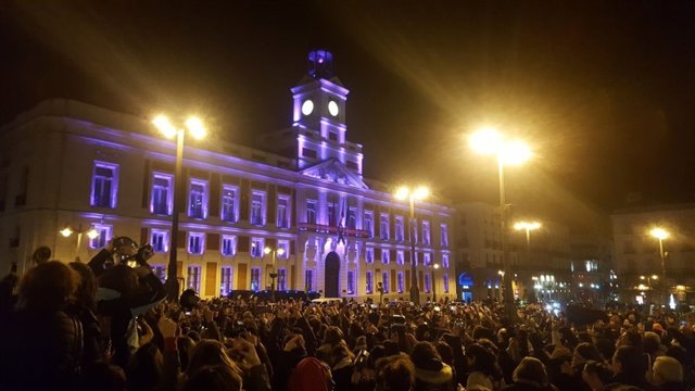 Cacerolada de arranque de la huelga del 8M en la Puerta del Sol