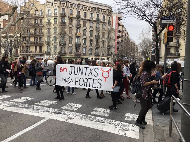 Manifestantes en el Eixample de Barcelona por la huelga feminista