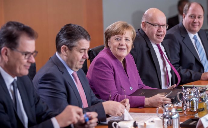 Angela Merkel reunida con su Gobierno