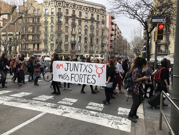 Manifestants en l'Eixample de Barcelona per la vaga feminista