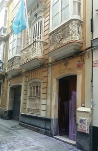 La sede provincial del PP de Cádiz amanece con pintadas de color morado