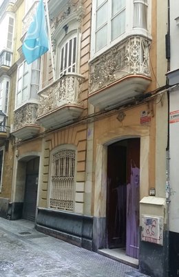 La fachada de la sede del PP de Cádiz con pintadas