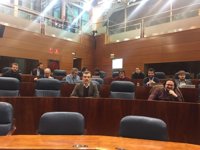 Podemos no pregunta a Cifuentes en Pleno al estar su portavoz en huelga y ella pide respeto para quien va a trabajar