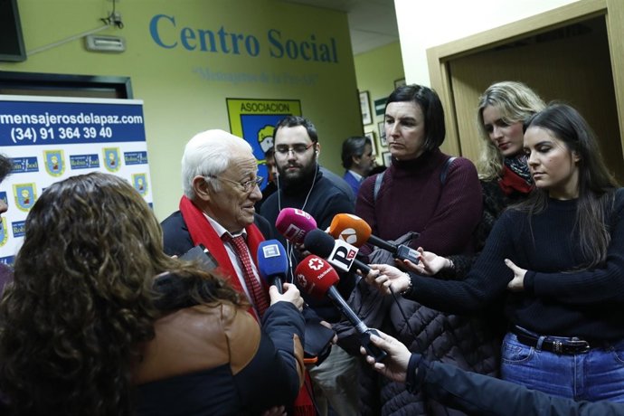 El Padre Ángel entrega teléfonos móviles a personas sin recursos