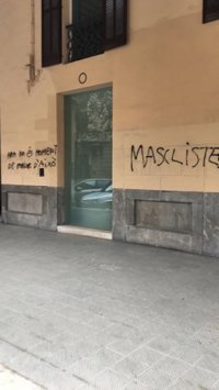 Company lamenta las pintadas "insultantes" que han aparecido en la sede del PP