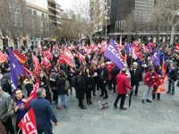 Unas 200 personas se concentran en la plaza de España para exigir igualdad entre hombres y mujeres