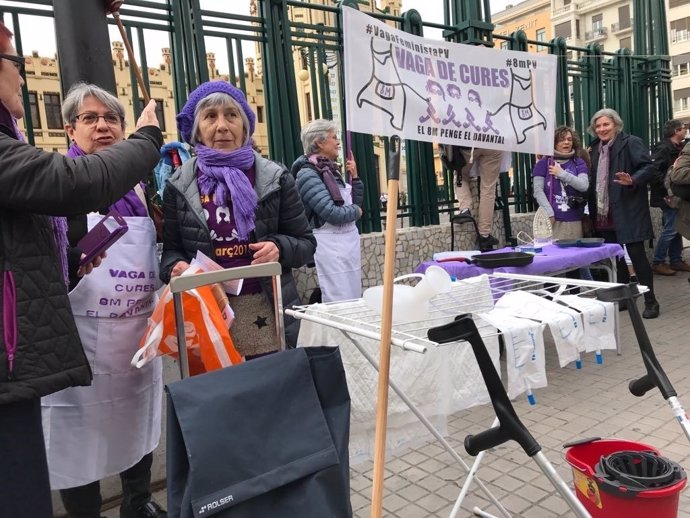 Mujeres con delantales en València por el 8M
