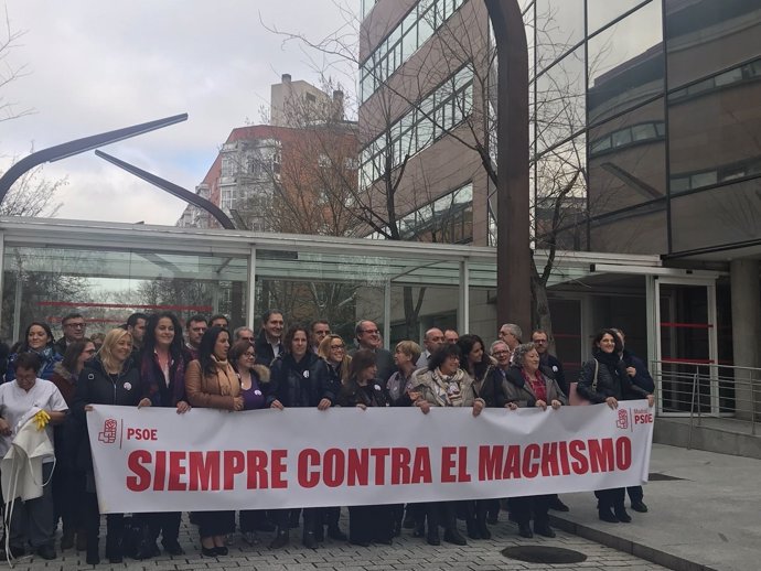 Diputados del PSOE durante la concentración