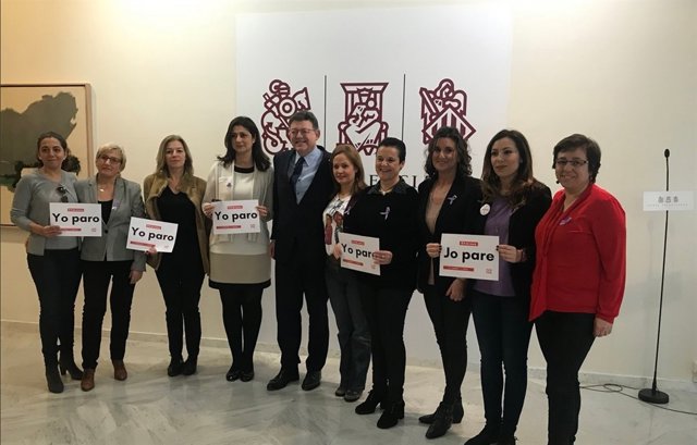 Puig con las diputadas socialistas, que han dejado sus escaños vacíos
